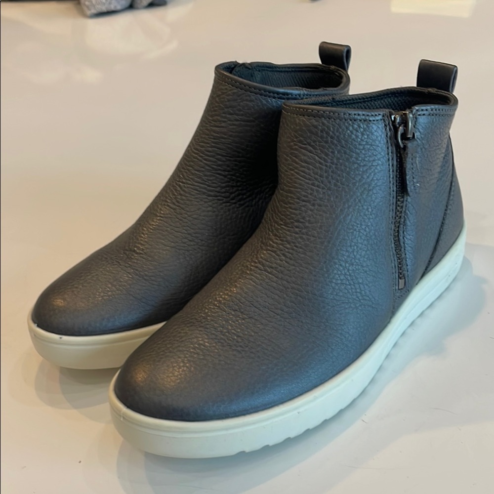 Ecco Black and White Ankle Boots Sleek Minimalist Design